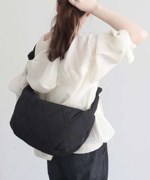 fredy emue(フレディエミュ)の「ハーフムーンキルトワンハンドルバッグ(ショルダーバッグ・レディース・アイボリー/ブラック・FREE)」の3枚目の写真