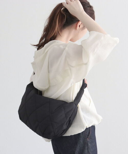 fredy emue(フレディエミュ)の「ハーフムーンキルトワンハンドルバッグ(ショルダーバッグ・レディース・アイボリー/ブラック・FREE)」の4枚目の写真