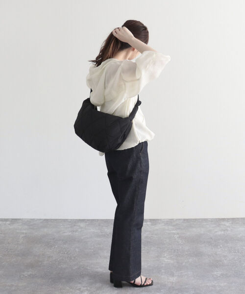 fredy emue(フレディエミュ)の「ハーフムーンキルトワンハンドルバッグ(ショルダーバッグ・レディース・アイボリー/ブラック・FREE)」の5枚目の写真