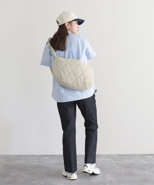 fredy emue(フレディエミュ)の「ハーフムーンキルトワンハンドルバッグ(ショルダーバッグ・レディース・アイボリー/ブラック・FREE)」の7枚目の写真