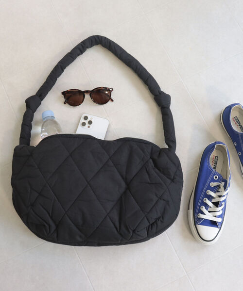 fredy emue(フレディエミュ)の「ハーフムーンキルトワンハンドルバッグ(ショルダーバッグ・レディース・アイボリー/ブラック・FREE)」の8枚目の写真