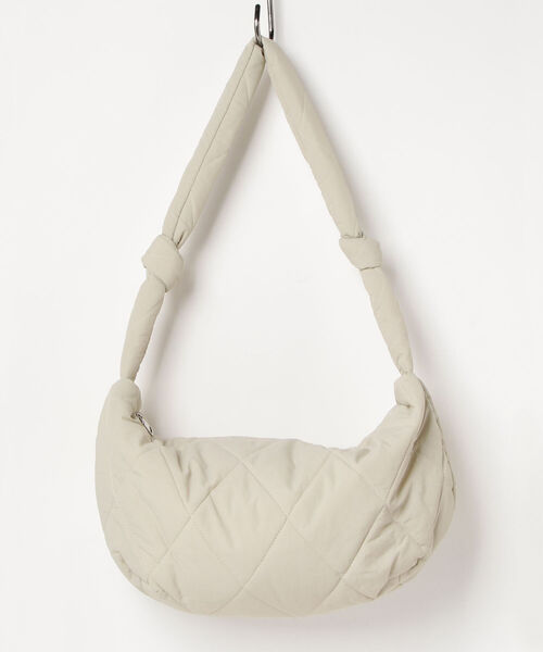 fredy emue(フレディエミュ)の「ハーフムーンキルトワンハンドルバッグ(ショルダーバッグ・レディース・アイボリー/ブラック・FREE)」の9枚目の写真