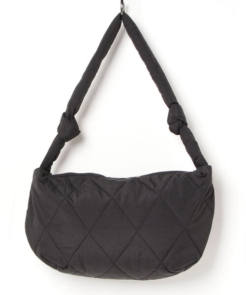 fredy emue(フレディエミュ)の「ハーフムーンキルトワンハンドルバッグ(ショルダーバッグ・レディース・アイボリー/ブラック・FREE)」の11枚目の写真