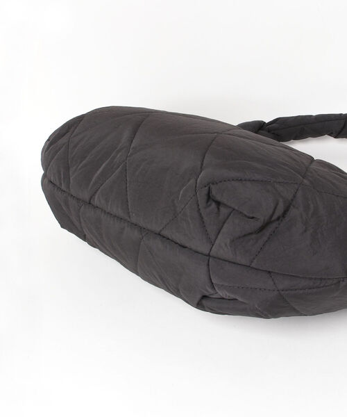 fredy emue(フレディエミュ)の「ハーフムーンキルトワンハンドルバッグ(ショルダーバッグ・レディース・アイボリー/ブラック・FREE)」の12枚目の写真