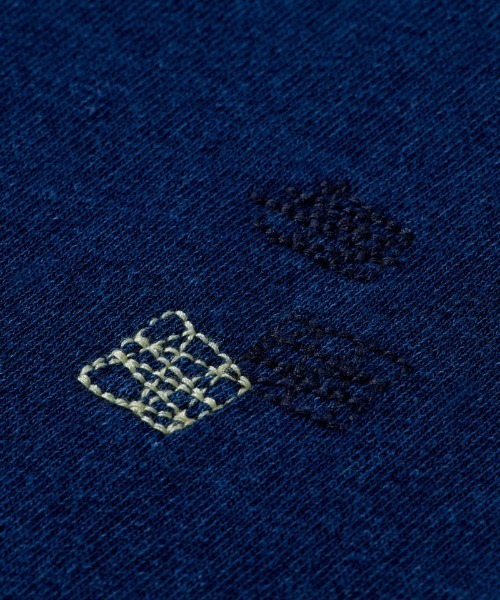 SCOTCH&SODA（スコッチアンドソーダ）の「リペアステッチ スウェット【170873】（スウェット・メンズ・インディゴブルー/ライトグレー・LARGE/MEDIUM/SMALL）」の4枚目の写真
