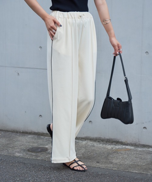 COLONY 2139（コロニートゥーワンスリーナイン）の「カットジョーゼットサイドラインパンツ（その他パンツ・レディース・ベージュ/アイボリー/ブラック・FREE）」の2枚目の写真