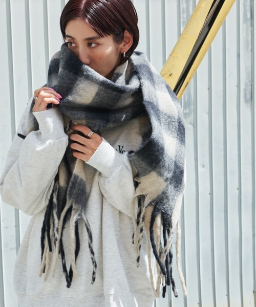 Auntie Rosa Holiday（アンティローザホリデー）の「ギンガムチェックボリュームマフラー（マフラー・レディース・ブラック/ブルー・FREE）」の5枚目の写真