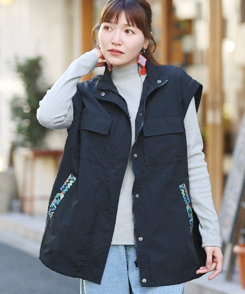 チチカカ(チチカカ)の「2WAYマウンテンジャケット(ブルゾン・レディース・ホワイト/ブラック・FREE)」の1枚目の写真