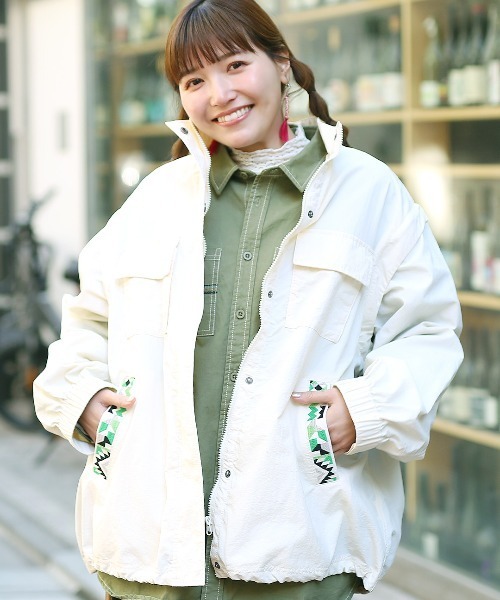 チチカカ(チチカカ)の「2WAYマウンテンジャケット(ブルゾン・レディース・ホワイト/ブラック・FREE)」の4枚目の写真