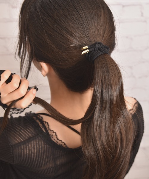 VIBGYOR Women（ヴィブジョー　ウィメン）の「【float】片結びデザイン ブラック×ゴールド へアゴム【2個セット】（ヘアゴム・レディース・ブラック・FREE）」の6枚目の写真
