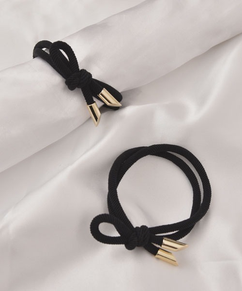 VIBGYOR Women（ヴィブジョー　ウィメン）の「【float】片結びデザイン ブラック×ゴールド へアゴム【2個セット】（ヘアゴム・レディース・ブラック・FREE）」の3枚目の写真