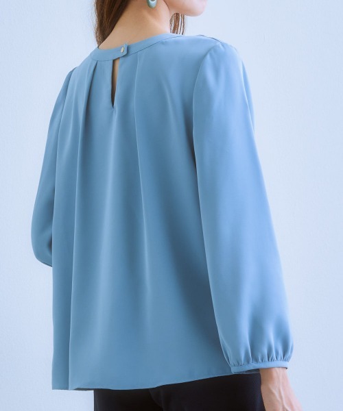 7days Life Styling（セブンデイズライフスタイリング）の「前後２ＷＡＹゴールドボタンブラウス（しわになりにくい・UVカット・タンブル乾燥OK）（シャツ/ブラウス・レディース・オフホワイト/ブラック/サックスブルー/ベージュ・S/M/L/LL）」の4枚目の写真