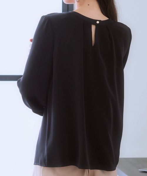 7days Life Styling（セブンデイズライフスタイリング）の「前後２ＷＡＹゴールドボタンブラウス（しわになりにくい・UVカット・タンブル乾燥OK）（シャツ/ブラウス・レディース・オフホワイト/ブラック/サックスブルー/ベージュ・S/M/L/LL）」の3枚目の写真