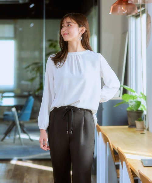 7days Life Styling（セブンデイズライフスタイリング）の「前後２ＷＡＹゴールドボタンブラウス（しわになりにくい・UVカット・タンブル乾燥OK）（シャツ/ブラウス・レディース・オフホワイト/ブラック/サックスブルー/ベージュ・S/M/L/LL）」の5枚目の写真