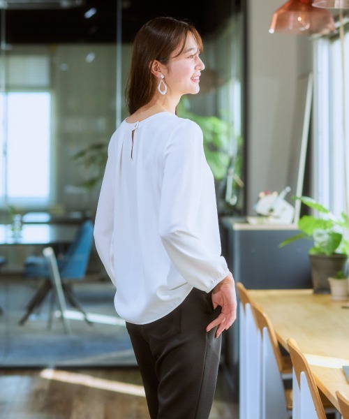 7days Life Styling（セブンデイズライフスタイリング）の「前後２ＷＡＹゴールドボタンブラウス（しわになりにくい・UVカット・タンブル乾燥OK）（シャツ/ブラウス・レディース・オフホワイト/ブラック/サックスブルー/ベージュ・S/M/L/LL）」の6枚目の写真