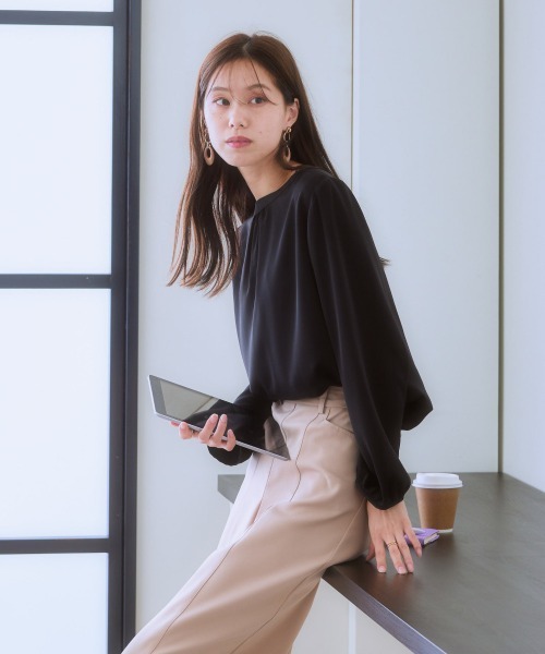 7days Life Styling（セブンデイズライフスタイリング）の「前後２ＷＡＹゴールドボタンブラウス（しわになりにくい・UVカット・タンブル乾燥OK）（シャツ/ブラウス・レディース・オフホワイト/ブラック/サックスブルー/ベージュ・S/M/L/LL）」の12枚目の写真