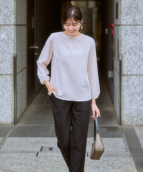 7days Life Styling（セブンデイズライフスタイリング）の「前後２ＷＡＹゴールドボタンブラウス（しわになりにくい・UVカット・タンブル乾燥OK）（シャツ/ブラウス・レディース・オフホワイト/ブラック/サックスブルー/ベージュ・S/M/L/LL）」の14枚目の写真