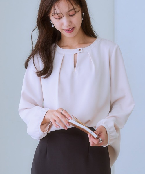 7days Life Styling（セブンデイズライフスタイリング）の「前後２ＷＡＹゴールドボタンブラウス（しわになりにくい・UVカット・タンブル乾燥OK）（シャツ/ブラウス・レディース・オフホワイト/ブラック/サックスブルー/ベージュ・S/M/L/LL）」の15枚目の写真