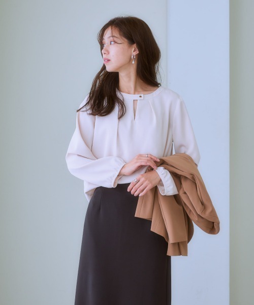 7days Life Styling（セブンデイズライフスタイリング）の「前後２ＷＡＹゴールドボタンブラウス（しわになりにくい・UVカット・タンブル乾燥OK）（シャツ/ブラウス・レディース・オフホワイト/ブラック/サックスブルー/ベージュ・S/M/L/LL）」の16枚目の写真