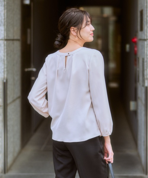 7days Life Styling（セブンデイズライフスタイリング）の「前後２ＷＡＹゴールドボタンブラウス（しわになりにくい・UVカット・タンブル乾燥OK）（シャツ/ブラウス・レディース・オフホワイト/ブラック/サックスブルー/ベージュ・S/M/L/LL）」の13枚目の写真