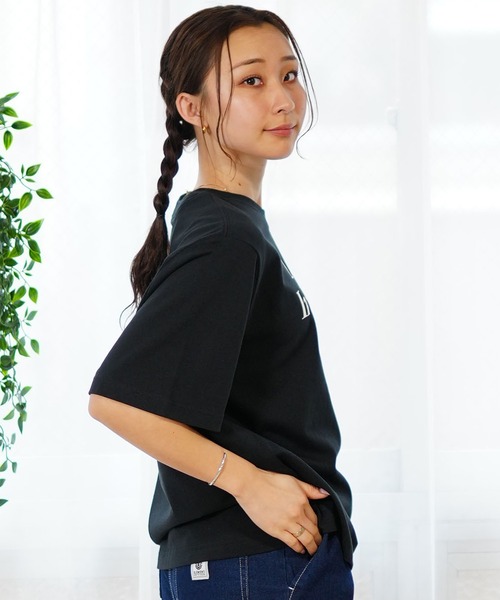 NIKE(ナイキ)の「NIKE/ナイキ Tシャツ DESI WS NSWボクシーVDAY SST FQ8871-010(Tシャツ/カットソー・レディース・ホワイト/ブラック/ピンク・S/L/XL/M)」の5枚目の写真