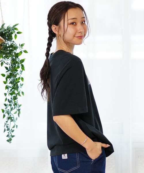 NIKE(ナイキ)の「NIKE/ナイキ Tシャツ DESI WS NSWボクシーVDAY SST FQ8871-010(Tシャツ/カットソー・レディース・ホワイト/ブラック/ピンク・S/L/XL/M)」の7枚目の写真