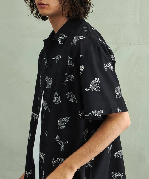 Revo.（レボ）の「Revo. アニマル 総柄プリント オーバーサイズシルエット オープンカラーシャツ/開襟シャツ（シャツ/ブラウス・メンズ・ライトグリーン/ブラック/レオパード/グリーン/マルチ/ブラック系その他/ホワイト・2/1）」の3枚目の写真