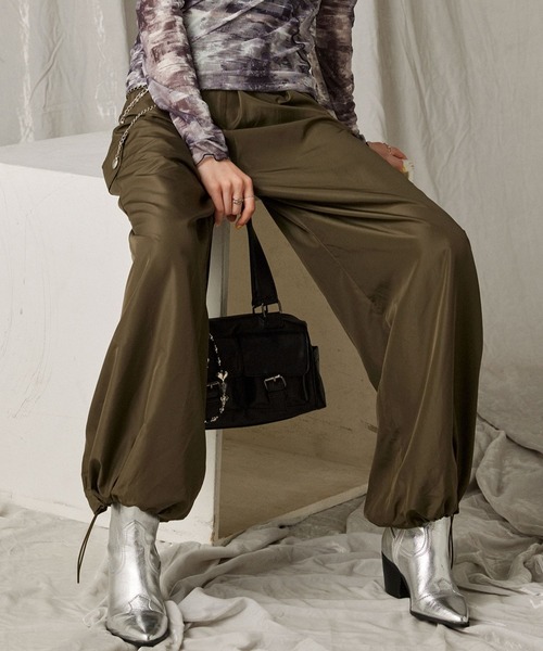 FOREVER 21(フォーエバー トゥエンティーワン)の「【2024SS】カーゴナイロンワイドパンツ(カーゴパンツ・レディース・ブラック/グレー/カーキ・SMALL/MEDIUM)」の3枚目の写真