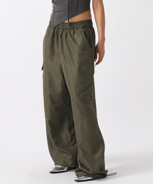 FOREVER 21(フォーエバー トゥエンティーワン)の「【2024SS】カーゴナイロンワイドパンツ(カーゴパンツ・レディース・ブラック/グレー/カーキ・SMALL/MEDIUM)」の14枚目の写真