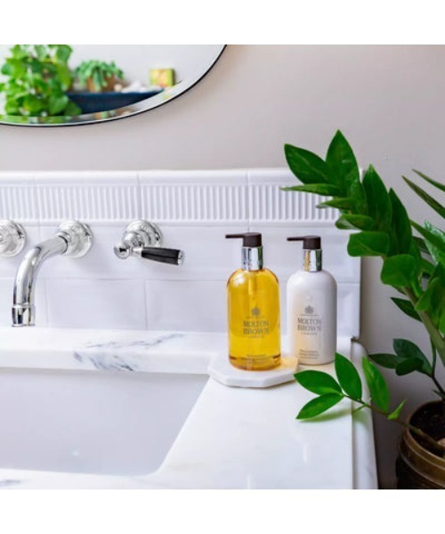 MOLTON BROWN(モルトンブラウン)の「フローラ ルミナーレ ハンドウォッシュ 300ml|モルトンブラウン MOLTON BROWN(ハンドソープ・レディース・フローラル・FREE)」の3枚目の写真