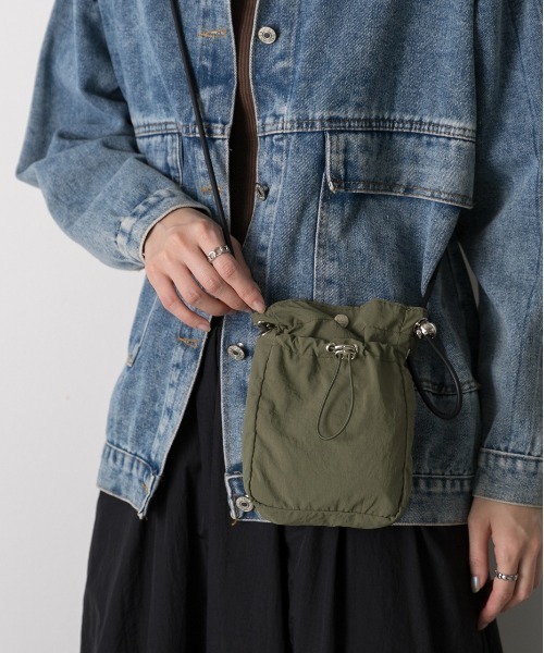 ad thie(アドティエ)の「ドロストデザイン コンパクト ショルダーバッグ(ショルダーバッグ・レディース・カーキ/ブラック/オフホワイト・FREE)」の1枚目の写真