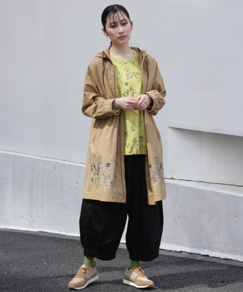 SUPER HAKKA（スーパーハッカ）の「コットンナイロンツイル　コージーフラワー刺繍フードコート（その他アウター・レディース・ネイビー/ベージュ・FREE）」の5枚目の写真