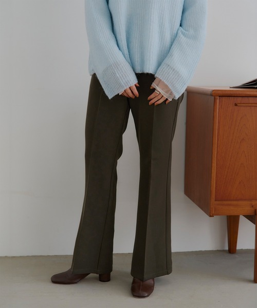 titivate（ティティベイト）の「センタープレスフレアパンツ（その他パンツ・レディース・ブラック/グレイッシュベージュ/アイボリー/ピンクベージュ/ブラウン・M）」の4枚目の写真