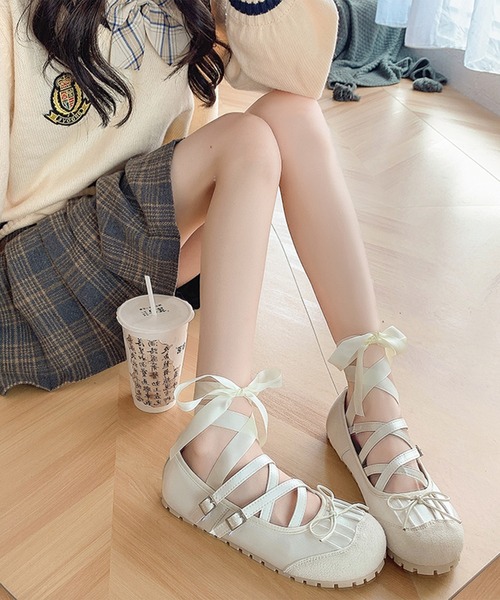 Lace Ladies（レースレディース）の「レザー調 クロスストラップ レースアップ バレエ シューズ（パンプス・レディース・ブラック/シルバー/アイボリー・25cm/24.5cm/24cm/23.5cm/23cm/22.5cm）」の2枚目の写真