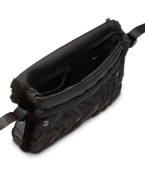 NIKE（ナイキ）の「ナイキ スポーツウェア フューチュラ 365 フェイクファー クロスボディバッグ (1L) / Nike Sportswear Futura 365 Faux Fur Crossbody Bag (1L) FZ1326-010 Black（ボディバッグ/ウエストポーチ・レディース・ブラック・ONE SIZE）」の10枚目の写真