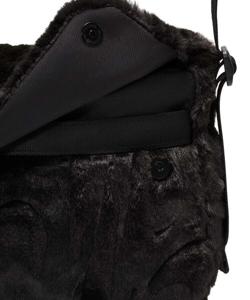 NIKE（ナイキ）の「ナイキ スポーツウェア フューチュラ 365 フェイクファー クロスボディバッグ (1L) / Nike Sportswear Futura 365 Faux Fur Crossbody Bag (1L) FZ1326-010 Black（ボディバッグ/ウエストポーチ・レディース・ブラック・ONE SIZE）」の9枚目の写真