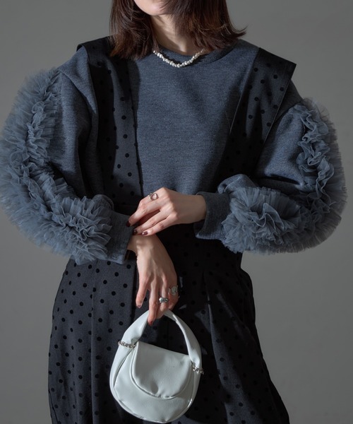 each（イーチ）の「チュールスリーブ裏起毛クロップドスウェット（スウェット・レディース・ブラック/ライトグレー/グレー・FREE）」の3枚目の写真