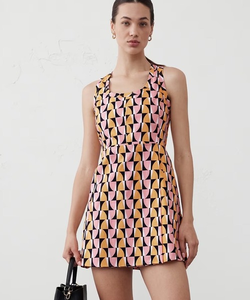 BANANA REPUBLIC FACTORY STORE(バナナリパブリック ファクトリーストア)の「BANANA REPUBLIC FACTORY STORE シームスクープネックミニワンピース(ワンピース・レディース・イエロー・4/2/0/6/8)」の1枚目の写真