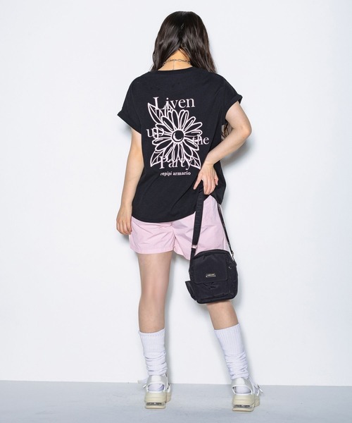 repipi armario(レピピ アルマリオ)の「BACKフラワーTシャツ(Tシャツ/カットソー・キッズ・ブラック/ホワイト/レッド・LARGE/MEDIUM/SMALL)」の9枚目の写真
