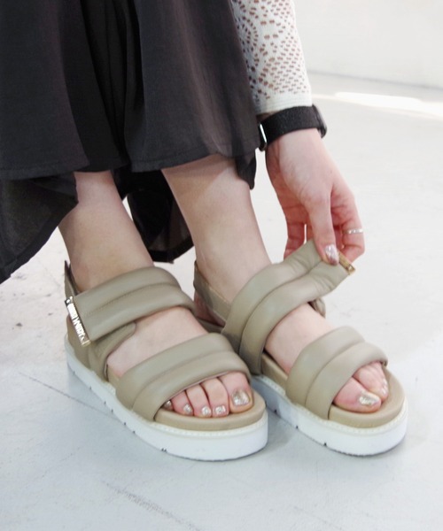 Minnetonka(ミネトンカ)の「MINNETONKA ミネトンカ / プラットフォームパファーストラップサンダル 25M02(サンダル・レディース・ブラック/シルバー/ベージュ/ホワイト・5/9/8/7/6)」の4枚目の写真