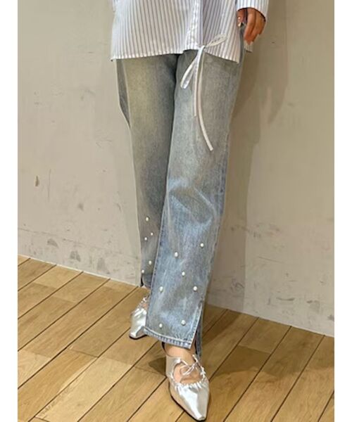 LAGUNAMOON(ラグナムーン)の「パール付きウエストアシメデザインデニム(デニムパンツ・レディース・ライトブルー・SMALL/MEDIUM)」の2枚目の写真