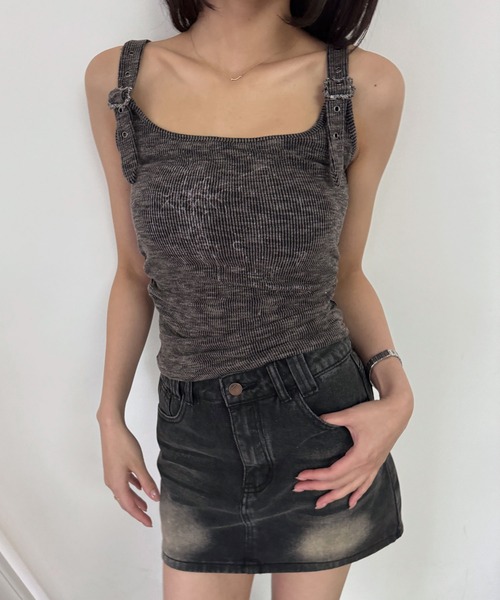 FOLLOWIN（フォロウィン）の「【肩紐調節可能】ショルダーバックル・ヴィンテージロゴキャミソール（キャミソール・レディース・ブラック/チャコール/ベージュ・FREE）」の2枚目の写真