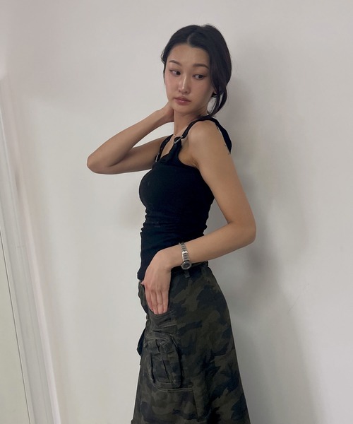 FOLLOWIN（フォロウィン）の「【肩紐調節可能】ショルダーバックル・ヴィンテージロゴキャミソール（キャミソール・レディース・ブラック/チャコール/ベージュ・FREE）」の4枚目の写真