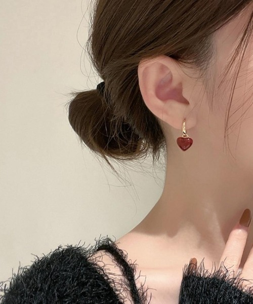 Forcement(フォースメント)の「「気分で大人かわいいを自由に操る“3wayハートピアス”」3wayルージュレッドハートピアス(ピアス(両耳用)・レディース・レッド・ONESIZE)」の6枚目の写真