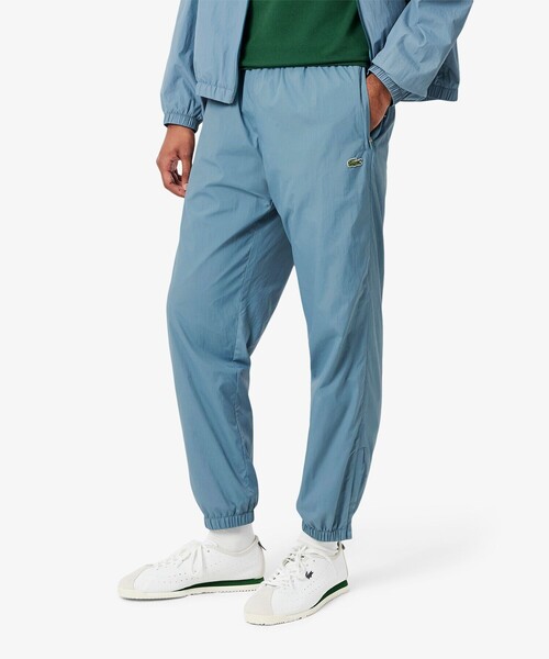 LACOSTE（ラコステ）の「ワッシャー加工 ナイロン 軽量撥水トラックパンツ（その他パンツ・メンズ・グレイッシュブルー/ブラック・3/2/5/4）」の2枚目の写真