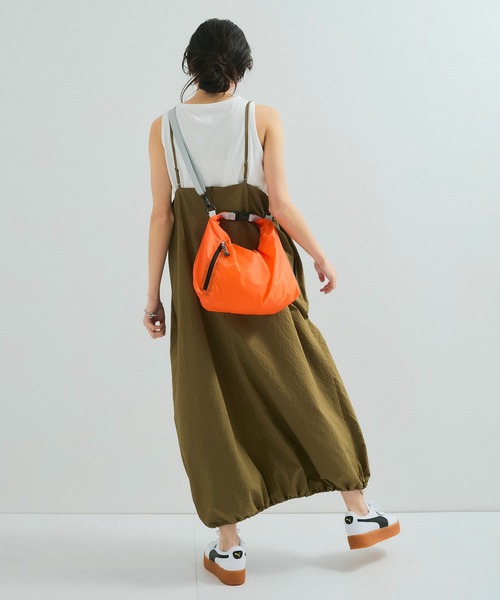 le cercle ADAM ET ROPE'（ルセルクルアダムエロペ）の「【マルチWAY】ロールトップショルダーバッグ［撥水/ユニセックスで使える ］（ショルダーバッグ・レディース・オレンジ系その他2/ライトグレー/ブラック系その他/ホワイト系・FREE）」の16枚目の写真