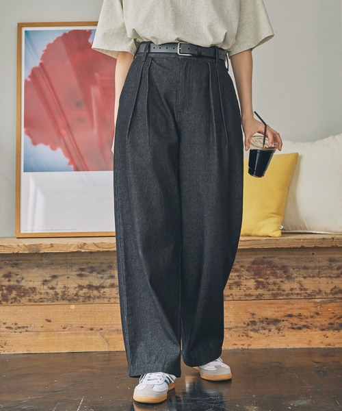 MONO-MART LADY'S(モノマートレディース)の「ハイウエスト タック ワイド ストレート デニムパンツ(デニムパンツ・レディース・ライトブルー/ブラック/ネイビー・S/M)」の2枚目の写真