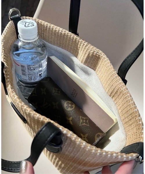 Ungrid(アングリッド)の「【Ungrid/アングリッド】雑材コンビ 巾着トートバッグ(かごバッグ・レディース・ブラック/ブラウン/ホワイト・FREE)」の4枚目の写真