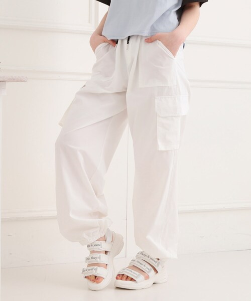 PINK-latte（ピンクラテ）の「シンプルカーゴパンツ（その他パンツ・キッズ・オフホワイト/ブラック/ライトグレー/ピンク系・15 /14/13/16）」の2枚目の写真