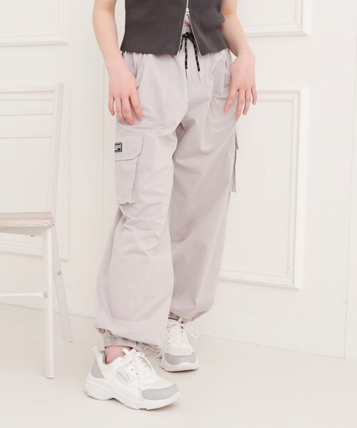 PINK-latte（ピンクラテ）の「シンプルカーゴパンツ（その他パンツ・キッズ・オフホワイト/ブラック/ライトグレー/ピンク系・15 /14/13/16）」の4枚目の写真